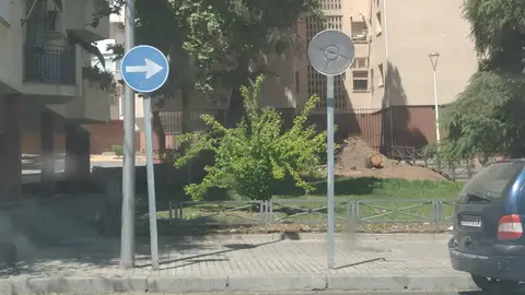 Espejo roto, parece muy caro reponerlo En Mérida,en el cruce de la Avenida Cristóbal Colón (zona escolar) con la calle Pelayo Moreno Sánchez, hay un espejo roto. Se lo hemos comunicado al ayuntamiento y recibimos respuesta. Parece ser que es muy caro o muy difícil reponerlo. La lástima es que si fuera otro barrio ese espejo ya estaría puesto.
