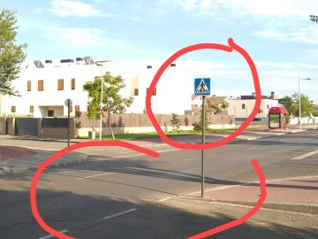  Señal de peatones sin paso de cebra ni baden en Villanueva de la Cañada