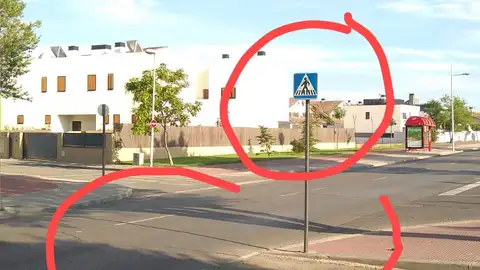 Señal de peatones sin paso de cebra ni baden en Villanueva de la Cañada Recurro a esta plataforma después de haber informado al ayuntamiento de Villanueva en dos ocasiones. La primera hace más de un año, al ver cómo casi atropellan a una niña que bajaba del autobús y la segunda este Julio al observar el accidente de tráfico antes mencionado. Así pues, quiero denunciar la mala señalización de un paso de peatones en Villanueva de la Cañada, Avenida de la Dehesa a la altura de su cruce con Calle Espejo (ver foto). La señal de paso está próxima a dos paradas de autobús muy usadas por niños durante el periodo escolar. Además, al tratarse de una recta hay coches pasando a demasiada velocidad (tengo fotos del mencionado accidente) Por todo esto solicito se señalice adecuadamente el paso de cebra complementándose con un badén de velocidad que asegure una limitación adecuada de velocidad. Atentamente, Vicente Navarro