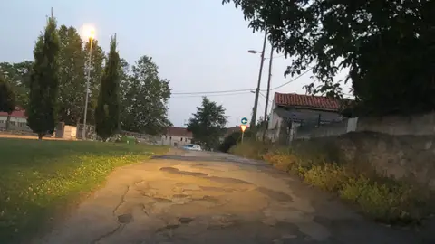 Carretera llena de baches Una carretera que utilizan cantidad de conductores a todas las horas del día. Camino del Machacón 33211 Gijón. (Barrio de Montevil)