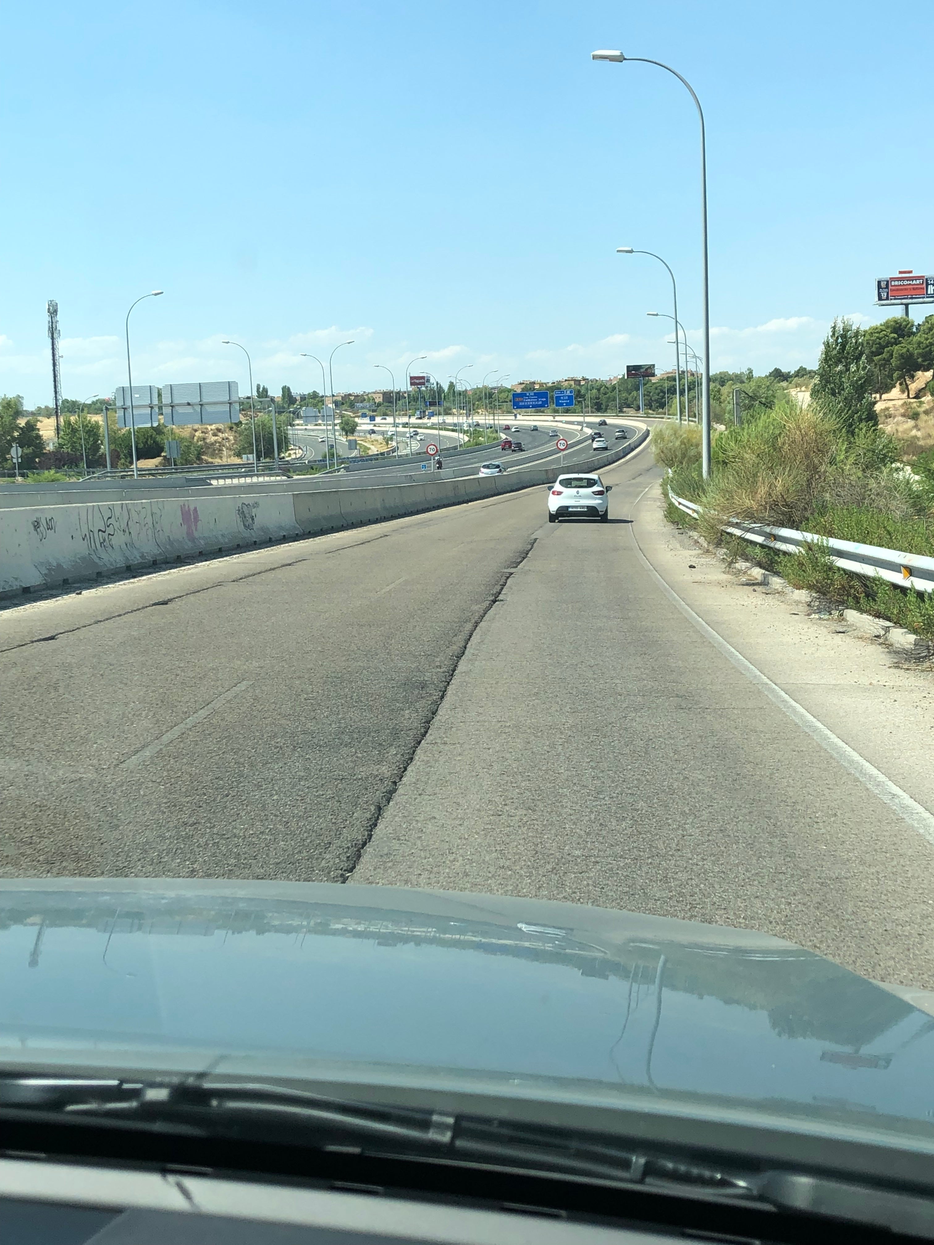 Mejoras necesarias en acceso a M40 desde Sanchinarro El acceso a la M40 desde Sanchinarro (Madrid) por los túneles tiene el firme en muy mal estado. Uno de los carriles tiene una línea que lo abre, y hay muchos baches. En algunos tramos tampoco se ven las líneas divisorias entre carriles. Es una zona por donde los coches van a gran velocidad (a más de la permitida incluso) y pueden generarse accidentes. En la incorporación a la M40 desde Las Tablas por la salida de Telefónica hay un bache enorme, y los coches tienden a sortearlo, pudiendo impactar con otro coche que venga por el carril central. Tampoco se ven bien las líneas divisorias en algunas zonas.