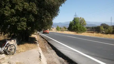 Peligro por falta de visibilidad Existe un cruce entre la M-510 y una senda señalada por la red de sendas del parque regional del curso medio del río Guadarrama. Esta senda esta señalada con el nombre de Ruta 1. Norte-sur De Collado Villalba (y San Yago) a Serranillos del Valle. El cruce anteriormente señalado se encuentra en la información dada a continuación: M-510 28260 Galapagar, Madrid 40.608442, -4.022590 Como se puede ver en las fotos, no existe ningún semáforo o paso de peatones para poder cruzar la carretera y continuar por la senda la cual es muy transitada por peatones y ciclistas. Además, en uno de los lados del cruce, la visibilidad es nula y tanto los peatones como ciclistas no pueden ver bien si vienen coches o no. Se agradecería mucho que se tomaran medidas para una mayor seguridad en este cruce. Muchas gracias.