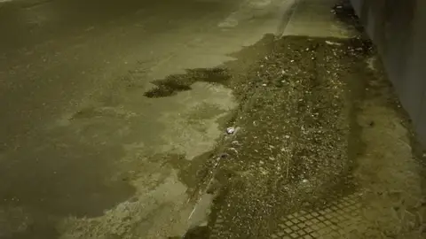 Carretera en muy mal estado Buenas a todos, me gustaría denunciar que esta carretera que pasa por debajo del puente de la estación de tren de la Garena(Avenida Carlos III), en Alcalá de Henares lleva con fugas de agua, socabones en la carretera y desniveles brutales durante mas de dos años. Lo unico que hacen es poner parches mal puestos y nunca arreglarlo bien, además destacar la continua fuga de agua durante años. Pero lo mas importante es que al estar el carril derecho en tal mal estado, los coches que van en ese carril invanden MUY frecuentemente el carril izquierdo y ya ha habido problemas por este hecho, dado que en hora punta se convierte en un peligro.