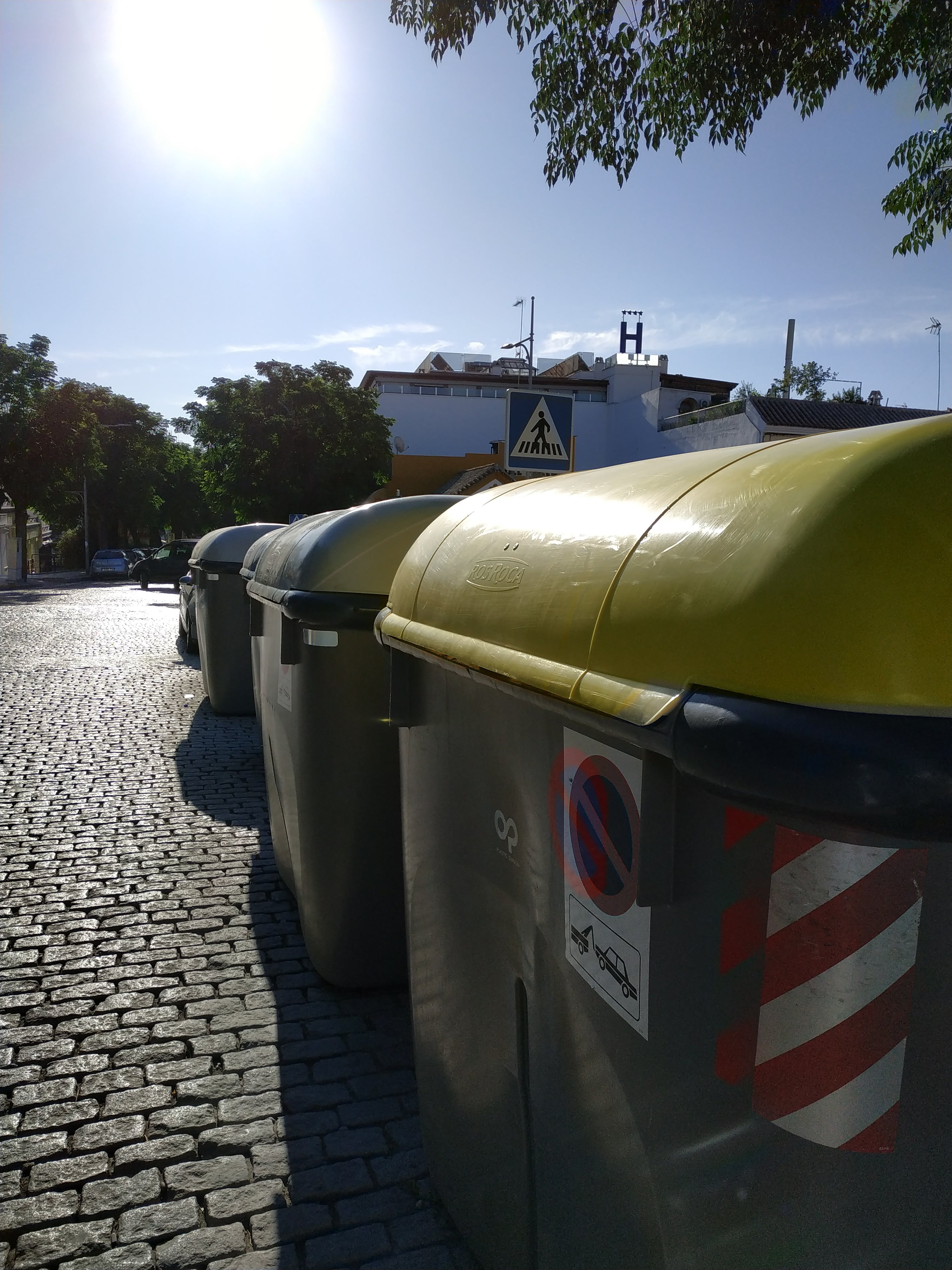Señal nula visibilidad Esta señal se encuentra en el cruce de avenida emigrantes y ronda san agustín de Écija, como se puede apreciar, y la foto está hecha de pié, desde un vehículo no se ve por culpa de los contenedores, cabe también destacar que el paso de peatones apenas se ve por la falta de pintura