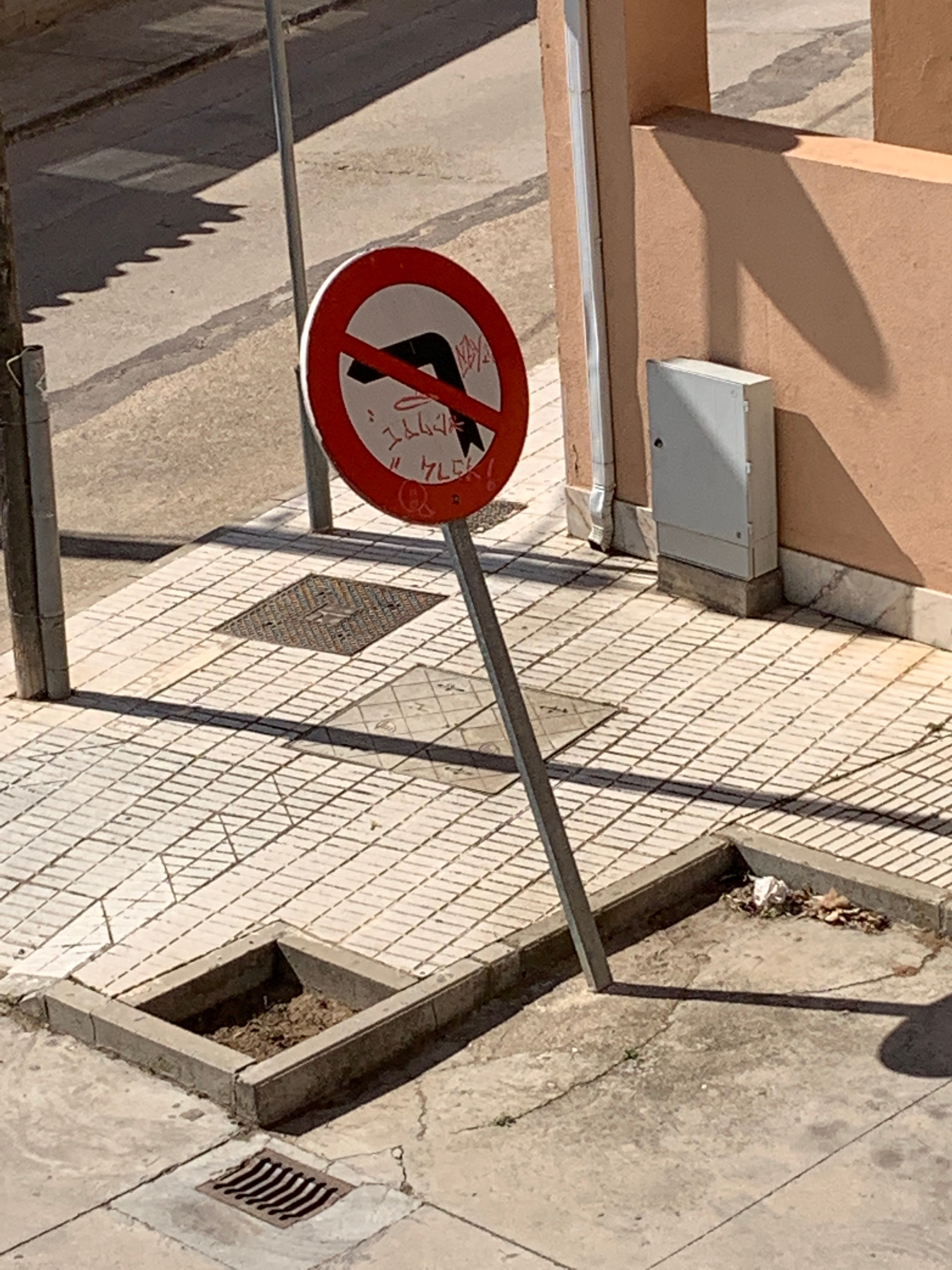 Señal en mal estado. Señal en mal estado en el epicentro de la España vaciada, esta doblada apunto de partirse el hierro de la señal y caerse, aparte de tener varias pintadas, esta situada entre la calle Zamora y Plaza los palacios en la localidad de Monfarracinos y la provincia de Zamora.