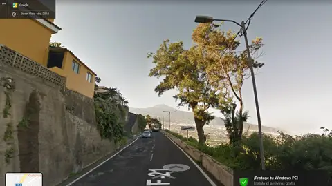 Carretera en mal estado La carretera TF21 que conecta Cuesta La Villa con la Orotava en la Provincia de Santa Cruz de Tenerife, se encuentra en muchas de sus partes en un estado deplorable, cuando se circula por ella el firme esta todo dañado, lo que obliga a los conductores a invadir el carril contrario al tratar de esquivar la cantidad de huecos que tiene. Anexo fotografías, que aunque son de Google earth, la misma aún a fecha de hoy 04/08/2019 no ha sido reparada
