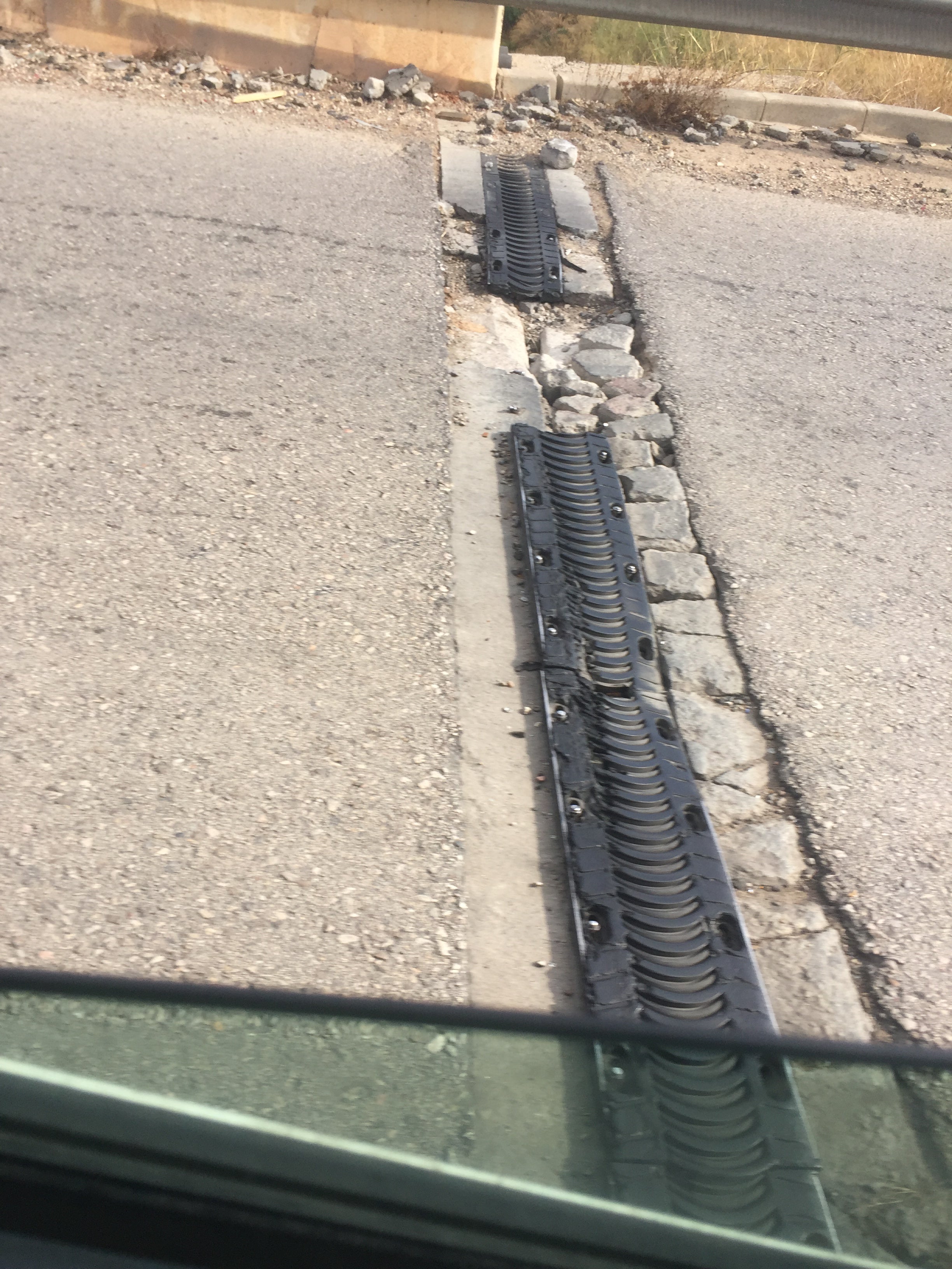 Agujero en la calzada Hay un gran agujero al salir de una curva, falta una rejilla de desagüe y es casi imposible evitarlo. La ubicación es : 39.321656 -0.426013