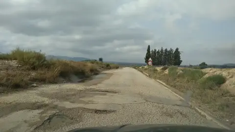 Via en mal estado Camino asfaltado desde la salida de la A-31 km. 175 hasta la CV-809, termino municipal de Villena (Alicante), via con numerosos baches y agujeros en la vía. El Ayuntamiento que es el encargado de la vía responde que no tiene presupuesto para repararlo, siendo una via muy frecuentada por vehiculos a motor e innumerables ciclistas.