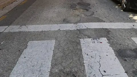 Reforma asfalto con socabones En la calle Boyero altura del portal 14 de Zaragoza hay 2 socabones, uno de ellos en el paso de cebra y el otro a pocos metros, que podrían provocar un accidente a algún motorista, ciclista, monopatín, viandante..