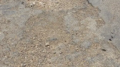 Socavones carretera BA 138 Estado deplorable de los tres primeros kms de la carretera BA138, a la altura de Talarrubias (Badajoz), los socavones son enormes y el estado del firme en pésimas condiciones.