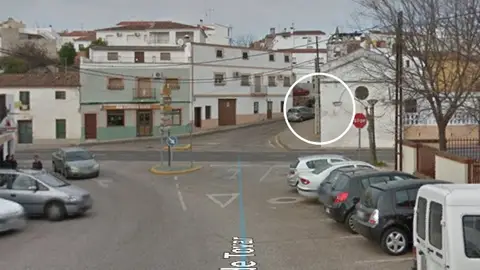 solicitamos espejo de seguridad en vía pública Buenos días, en Jerez de los Caballeros (Badajoz), hay un cruce con visibilidad reducida al incorporarse a la carretera de Villanueva, donde ha habido varios accidentes. Es un cruce muy transitado, por el que se accede al centro de la población, hay una guardería muy cerca y circula diariamente el bus escolar. Solicitamos poner un espejo de seguridad (que ya estuvo) en la esquina de la guardería. Para que acceder a la carretera por el cruce, no sea un acto de fe. Muchas gracias. Saludos.