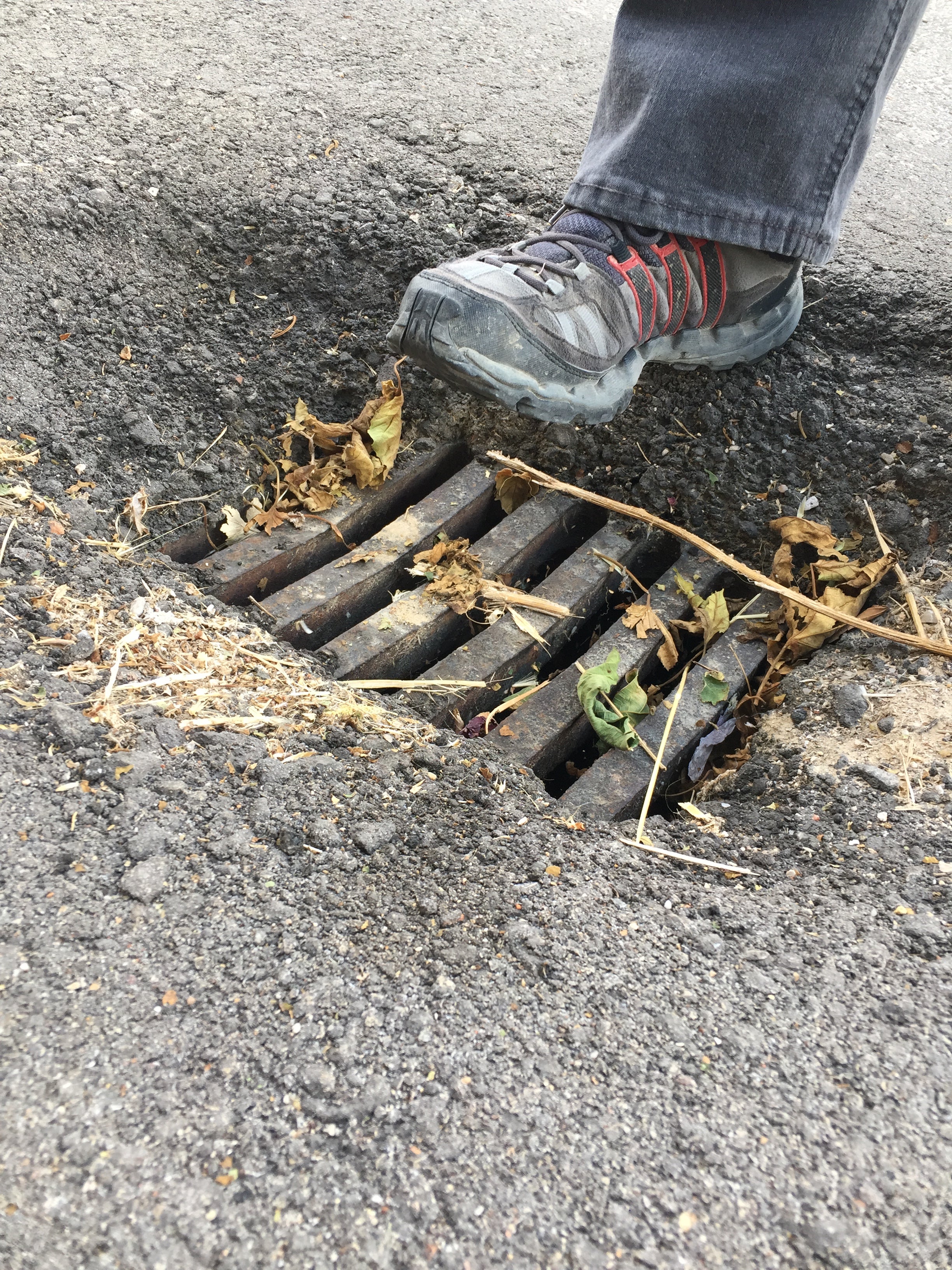 Sumidero peligroso en la calle camino de la estación de Cendejas De la Torre Guadalajara En una calle en cuesta con una inclinación muy importante y mala iluminación nocturna por donde pasan bicis , motos, ...el que el sumidero esté más de 15 cm por debajo del nivel del firme puede ser realmente peligroso