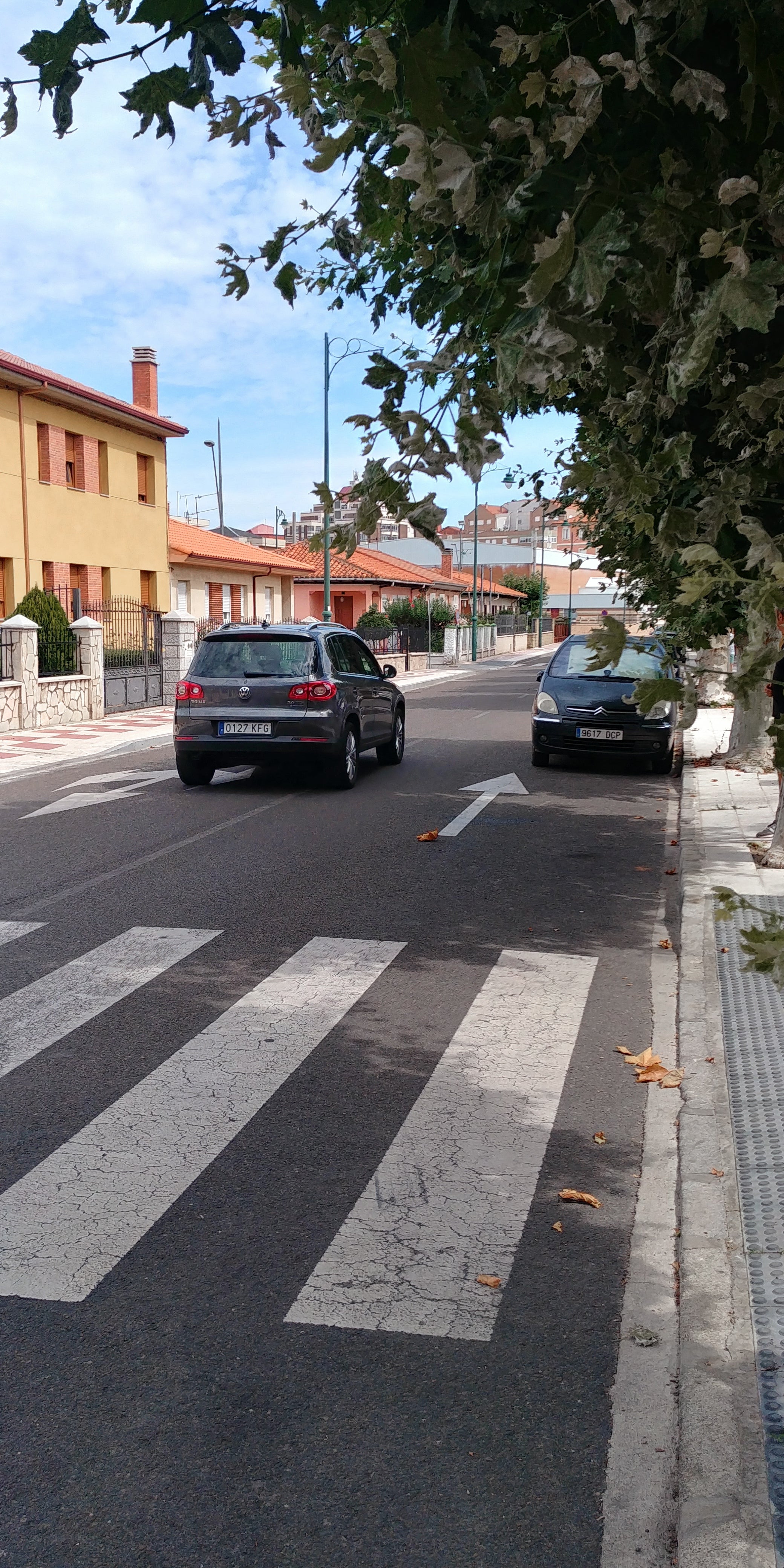 Permitido estacionamiento incorrecto En la calle San José de León 24010, se está permitiendo desde hace años el estacinamiento de vehículos en una carretera de doble carril con los dos sentidos, en el carril derecho, los vehículos del carril derecho tienen que invadir el carril izquierdo para poder circular entrañamdo un riesgo en los cambios de dirección y pasos de peatones. En esta calle estan ubicados dos colegios.