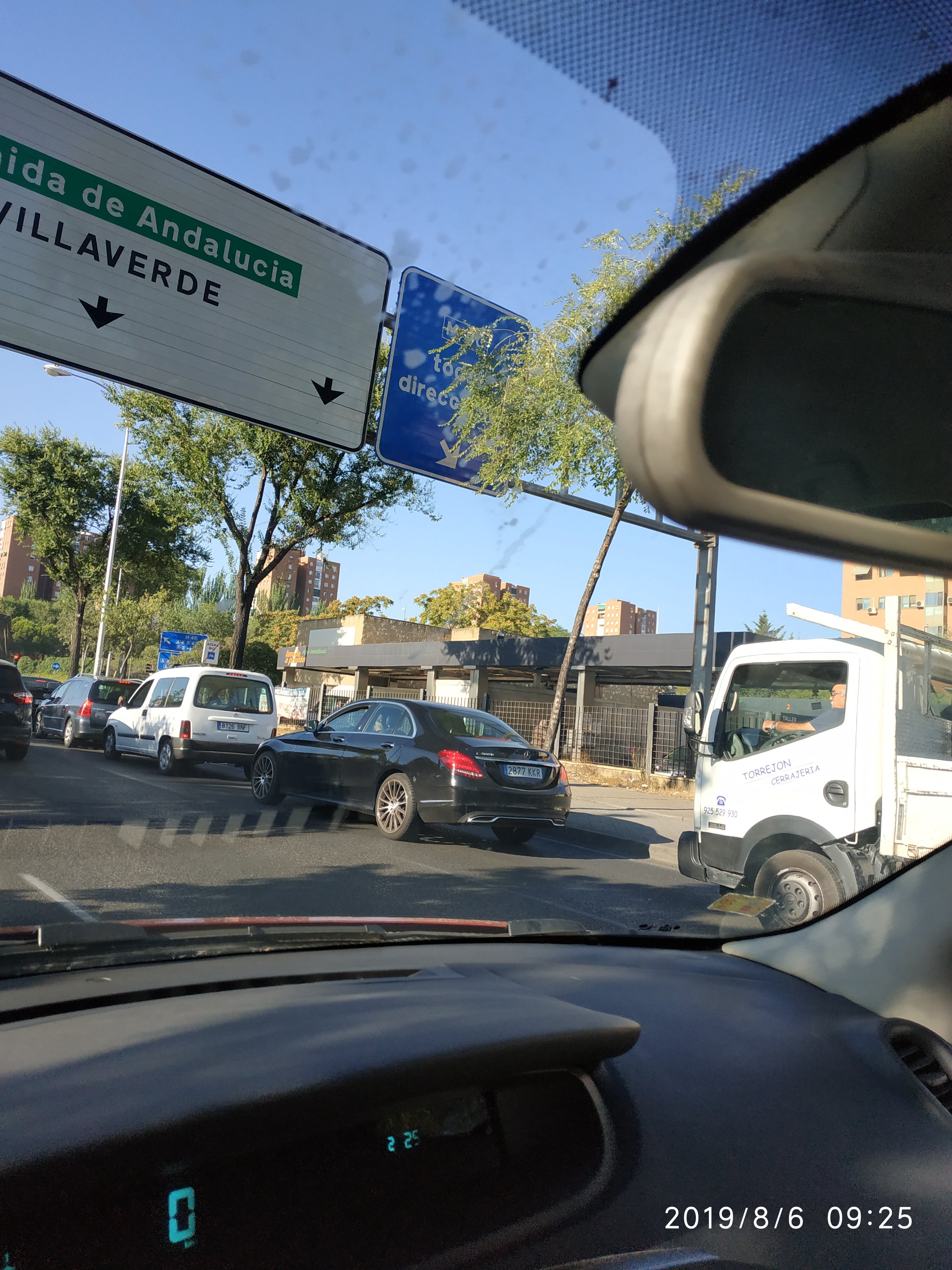 indicación de dirección Ese panel de información para incorporarse a la M40 desde la Av de Andalucía ( dirección salida) está tapado con un árbol y no se ve hasta no estar encima. Deberían podar es árbol