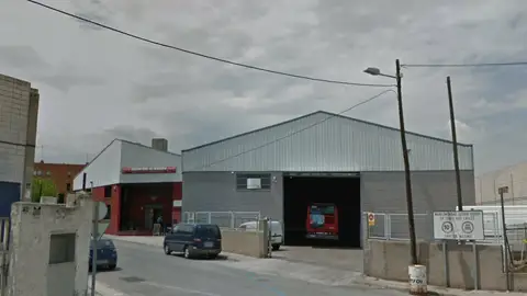 Cruce peligroso En el cruce de las calles Cautiva con Dr. Fleming situado en la localidad de Quart de Poblet (Barrio del Cristo) en la provincia de Valencia, existen dos señales de "Ceda el paso" a cada extremo de la calle Cautiva, que nadie respeta. La preferencia es de los vehículos que salen de la calle Dr. Fleming, pero las señales no son a veces visibles, debido a que estacionan camiones. Lo recomendable seria pintar la señal en la carretera