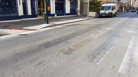 Repintado pasos de peatones mal estado de los pasos de peatones: muchos están despintados, lo que es especialmente preocupante, porque genera un grave problema de seguridad vial y grave peligro para los peatones, al ser invisibles estos. Especialmente peligrosa al ser frecuente el tránsito de autobuses. Zona paseo de los tilos, malaga.