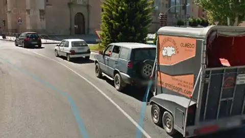 Ceda el paso tapado por arbol Punto negro en la entrada de Medina del Campo. Ceda el paso oculto tras la vegetación.