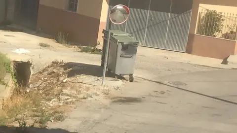 farola, limpieza escombro y muro en el cauce de agua Al final de la calle Virgen de los Remedios de Pliego (Murcia) hay unos contenedores para hechar la basura. No estan iluminados y estos contenedores tienen en el suelo escombro y una acequia de pasode agua que pone en peligro la caida de ser humano y animales. Por tanto solicito, un muro en la acequia para evitar estas caidas, iluminacion en la zona de los contenedores y limpieza de donde estan los contenedores.