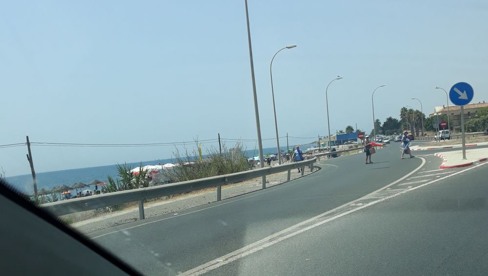 Carretera sin paso de peatones ni iluminación