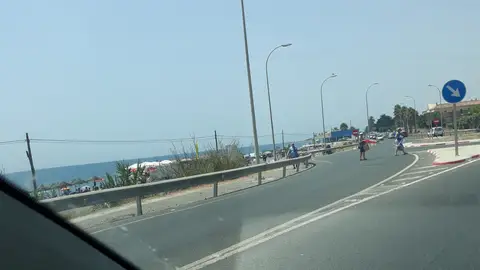 Carretera sin paso de peatones ni iluminación Buenos días. Quiero denunciar que en la carretera N340 que va desde Almayate a Benajarafe en particular junto a la Escuela de Hostelería Castillo del Marqués, no hay ningún tipo de iluminación y carece de paso de peatones, siendo un paso habitual de vecinos y alumnos para la escuela de hostelería. Es un tramo de más de 8 km sin ningún tipo de paso hacia la playa y a diario cruzan peatones poniendo en riesgo su vida y la de los conductores. Espero esta situación tenga solución. Muchas gracias