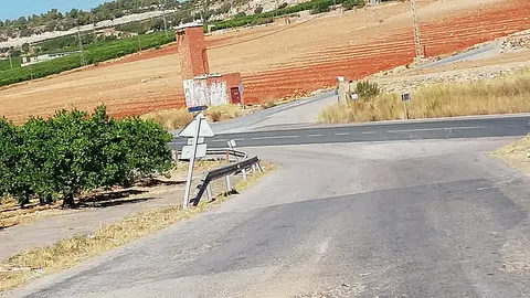 Cami Fondo Onda perpendicular a CV21 sentido Onda a Alcora El pasado jueves 1 de agosto a causa de un animal me di con el bache de este camino pecuario. Muy cerca de Grader Gracias y Derivados SA. Me ha comentado un compañero de trabajo que éste bache lleva más de 6 meses allí. CUIDADO