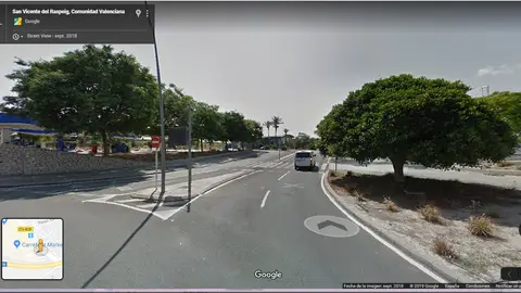 FALTA ALUMBRADO Y SEÑALIZACIÓN En la rotonda de San Vicente del raspeig Alicante, centro comercial outlet, muy concurrida, hay un paso de peatones que el árbol tapa la señal y por la noche no hay alumbrado, han habido mil sustos ya que los vehículos no ven a los peatones, espero lo modifiquen pronto