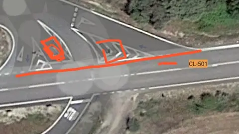 Cruce peligroso, señales tapan visibilidad. Señales de indicación de subida a El Raso tapan la visión de la crta principal. Aún haciendo el stop he tenido un accidente. Es un peligro. Ubicación: salida de crtra de Candeleda a El Raso.05480,Avila. https://maps.app.goo.gl/Xgza2RLQUbrbNJ2PA Adjunto imagen de google Maps. En la imagen desde la crtra ppal se aprecia lo que denuncio. Desde el stop podrán ver qué no se aprecia porque las señales problemáticas están puestas en otro sitio (supongo estarian allí antes y no está actualizado maps.)