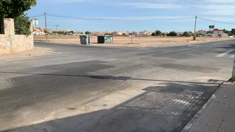 Pasó de cebra invisible El paso de cebra se encuentra en la localidad de Santiago de la Ribera, en Murcia. (En las calles que cruzan Av. de la Patrulla Águila con Virgen del Consuelo) Este paso de cebra es prácticamente invisible en una mitad y en la otra la carretera ha sido parcheada y no pintada con posterioridad. Además carece de señales verticales. Esta misma circustancia ha sido puesta en conocimiento del señor don Antonio Martínez, concejal de urbanismo del ayuntamiento de San Javier al cual pertenece la localidad de Santiago de la rivera. A día de hoy sigue igual y de hecho se encuentra así desde hace años. Es un paso de cebra tremendamente conflictivo, dado el hecho de que los vehículos en la mayoría de las ocasiones además circulan a una velocidad absolutamente inadecuada