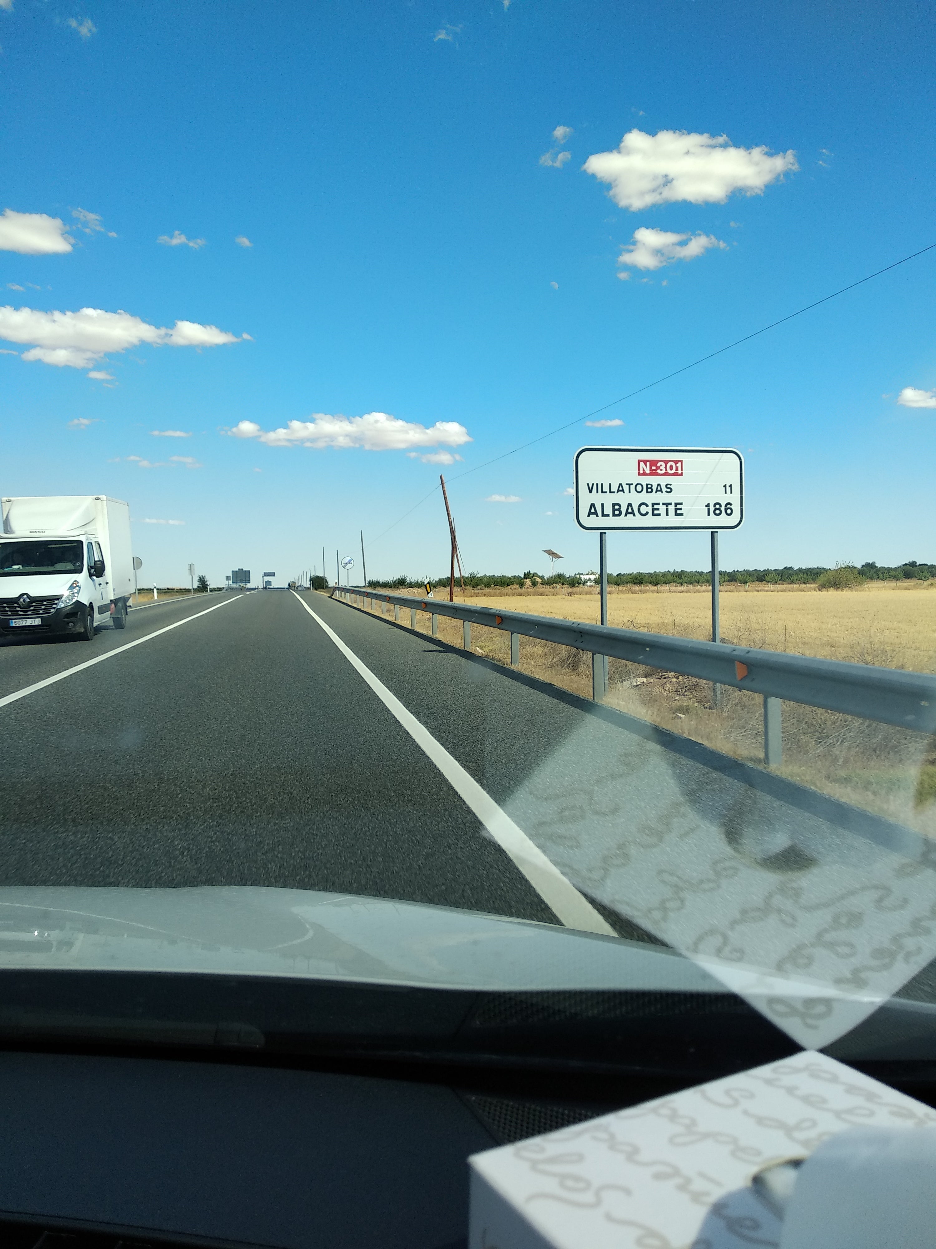 Poste Madera Partido N301 Buenas tardes, En la carretera N301 en el km 63 aproximadamente, hay un poste de madera que está partido. Es una carretera de un carril por sentido muy transitada. Si hubiera rachas de viento fuerte o tormentas, puede que se termine de partir y caiga a la carretera, lo que puede ocasionar algún incidente grave. Muchas gracias. Un Saludo