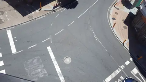 Señalizar cruce calle carreira en Miño, A Coruña El cruce de la calle Carreia en Miño, A Coruña es el cruce con más tráfico del ayuntamiento y no está señalizado. No se sabe quién tiene preferencia y todos los días hay bocinazos, cabreos y frenazos.