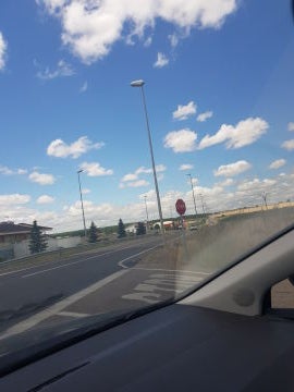 Cruze q no tiene visibilidad por la maleza