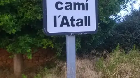 cami LATALL Oropesa del Mar Deberían tomar medidas serias en cami LATALL de Oropesa delimitado por señales de 30 km/h y donde la mayoría de vehículos circulan a 90 km/h lugar muy concurrido por peatones y ciclistas y con bastante saturación de vehículos en verano en horas puntas.. Deberían instalar radares o al menos mejorar los reductores de velocidad ya que a penas son altos comparados con el resto ubicados en el resto del municipio y por ello no resultan obstáculo alguno para tener que reducir la velocidad los vehículos.