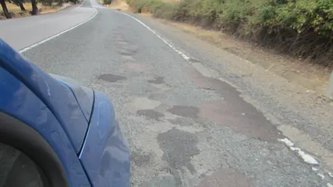 Malisimo estado de la carretera N433 Esta carretera entre Aracena y Rosal de la Fronter esta en MUY mal estado, especialmente despues de Cortegana hasta la frontera. Nos parece una verguenza que turistas estranjeros que entran desde Portugal ven un tal imagen de nuestro pays. Ademas es muy peligroso para la gente que usan diariamente esta carretera y daña mucho a sus coches. Este imagen es solo uno de los cientos que podria enviar para ver como esta la carretera.
