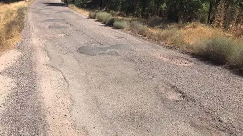 Carril entre Espinoso Del Rey y Robledillo ( Toledo) El carril que une estos dos pueblos, nunca ha sido asfaltado y llevamos muchos años sufriendo que volver a nuestro pueblo sea una auténtica odisea. Por todos los medios hemos tratado de pedir que asfaltaran este carril pero nunca se ha llevado a cabo. Ahora es más que evidente la peligrosidad en absolutamente todo su recorrido, puesto que no hay un tramo que esté en condiciones viables para la seguridad de los pasajeros y de la mantención de los coches. Desde aquí un ruego desesperado por que de una vez al fin pongan remedio a esta pesadilla que nos lleva afectando muchos años.