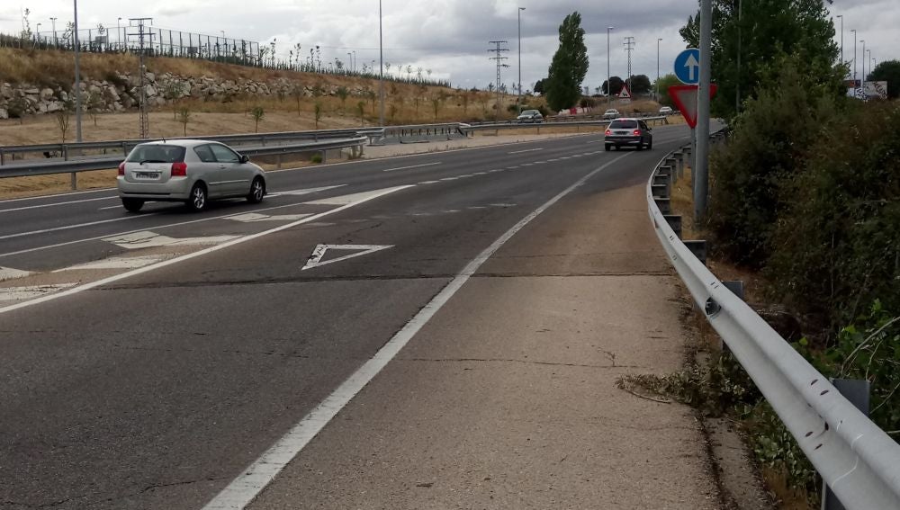 Carril aceleracion peligroso, poca visibilidad M625 con M607 norte