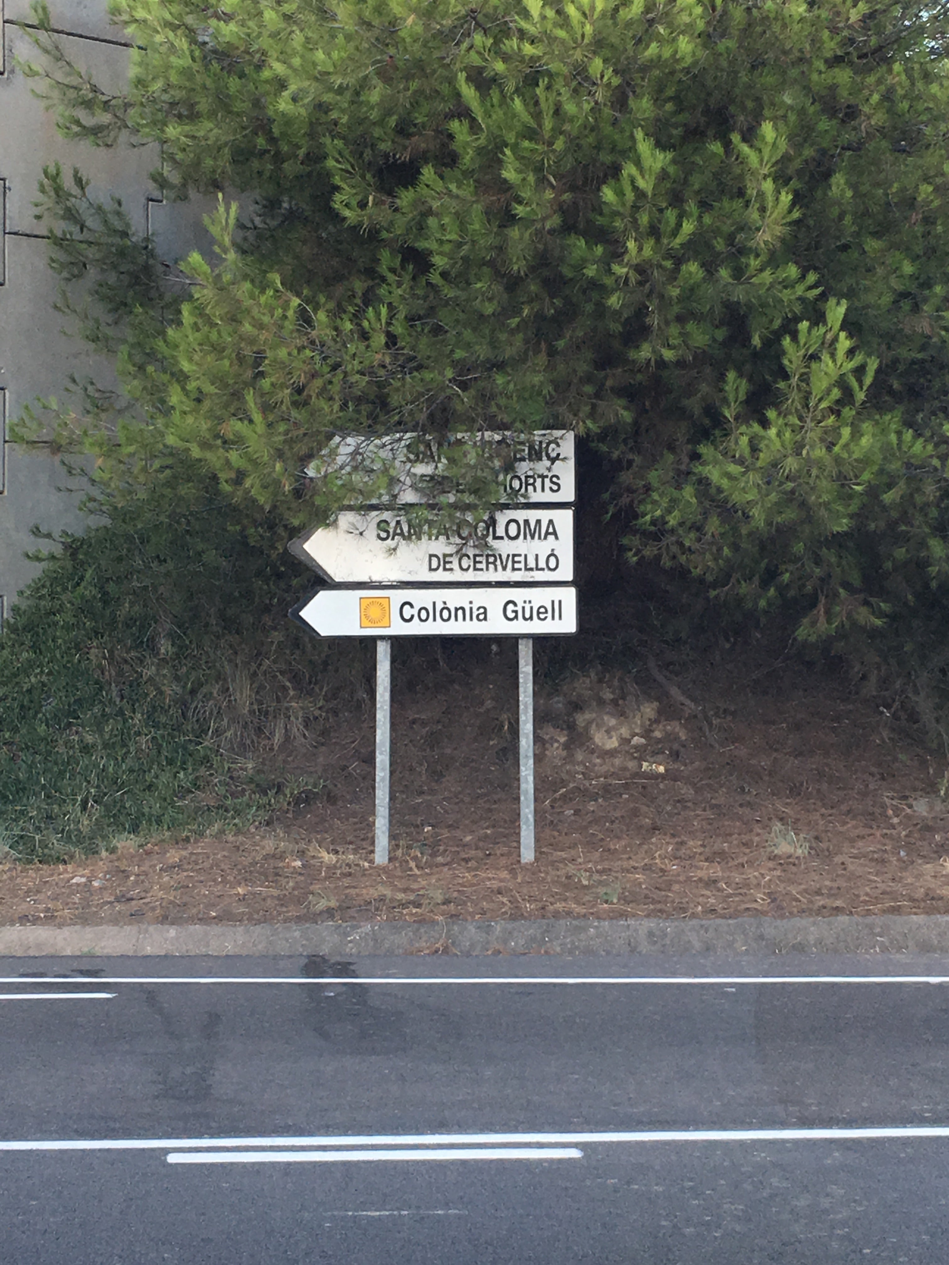 Señal con poca visibilidad No se ve bien la señal situada en la carretera Sant viçent dels horts, a la altura de la gasolinera oasis en Sant boi de Llobregat, gracias
