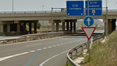 Ceda el paso muy peligroso en A-30 Cartagena Este ceda el paso esta tras una curva muy cerrada, sin visibilidad, y pocos metros para incorporarte a la A-30. Muchos coches se saltan el ceda el paso invadiendo a los coches que vienen por la A-30. Paso mínimo 4 veces por aquí al día, lo que hago es ponerme siempre en el carril izquierda para evitar chocar con estos coches que invaden el carril derecho sin hacer el ceda el paso. Coordenadas 37,6268669, -0,9428759 Gracias.