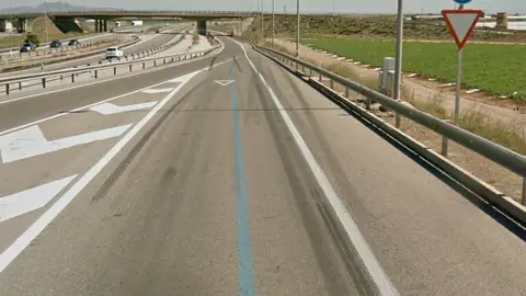 Ceda el paso muy peligroso en AP-7 Este ceda el paso conecta la CT-32 con la AP 7, le preceden más de 200 metros de recta, aceleradas creyendo que ya te incorporas a la autovía y tienes que pegar un frenazo porque es una incorporación a otra vía secundaria para luego acceder a la AP-7, sólo hay que ver las marcas de frenazos que hay en el suelo...he visto varios accidentes aquí e incluso he tenido que frenar para no chocar con el coche que se saltaba ese ceda el paso, el 80 % de los coches se lo saltan, no les da tiempo a frenar, paso por aquí mínimo 4 veces al día...debería de haber un STOP y poner señales de velocidad baja, luminosidad, etc..en esa recta antes del Ceda el Paso. Gracias