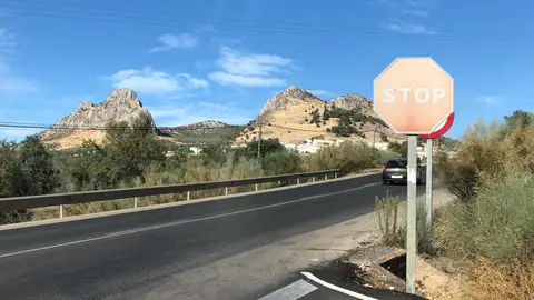 Señal de STOP no visible Señal de Stop en la carretera de la pedanía huertas Del Río dirección Archidona en cruce con la Nacional A-7200