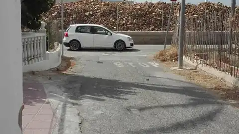 Espejo en cruce sin visibilidad Riguero de Poniente La Aparecida, pedanía de Orihuela. Hasta hoy no hay muertos ni heridos, puede que algun rozón o algun impacto contra la señal de stop producido por el alcohol. La señal no se quejó solo quedó inclinida hace unos años y es nuestra torre de Pisa pero sin turismo ni cobrar por ello. La cuestión no es la señal. ya que los que vivimos en la calle Constitución somos los primeros en obedecer por la cuenta que nos trae. Es precisamente su cruce, que desemboca a la calle Tomillo. Calle en dos direcciones muy transitada por camiones, autobuses, coches motos y bicis , Los que bajamos desde mi calle a la calle Tomillo tenemos que "adivinar" porque no hay visibilidad. Poco a poco asomamos el morro y escuchamos y así podemos salir. El peligro , ademas de cualquier choque que sería nuestra culpa , con lo cual arreglo de coche y subida de seguro, repito el peligro real son las bicis de mayores o de niños. No las vemos, no las escuchamos y si asomamos el morro y el que vaya en bici está cerca, nos lo tragamos , y por supuesto la culpa sería nuestra por no adivinar. Solicité un espejo y la respuesta fue NO. porque segun ellos no tenemos aceras donde colocarlo y un camión o un autobus podria llevarselo por delante. llegados a este punto y viendo la distancia que tienen las farolas al muro y lo que se adentran en la calle sin acera, opino que el camión o el autobus se llevaria primero las farolas por delante ,antes de llevarse la señal.Todo esto es incomprensible, porque en la misma calle Tomillo ya hay otro espejo sin acera en otro cruce peligroso. Pienso hacer un recurso adjuntando fotografias. Pero el problema no es quien tiene razón. El problema es que les preocupa más que un vehiculo tumbe una señal a que nosotros matemos a un niño en bici. Que clase de irresponsable hace esas valoraciones y cobra por ello?