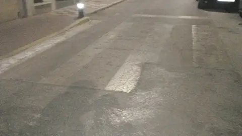 Pasos de peatones Todos los pasos de peatones de Almansa no son muy visibles por las noches, no son refrectantes y en algunos hay colocados contenedores con lo cual el peatón no es visible para el conductor. Este paso de peatones se encuentra esquina las norias y calle Hernán Cortes Gracias. Quiero puntualizar que hay otros pasos de peatones que se ven peor ya que no están en calles tan céntricas