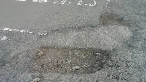Agujero en la calle Esto lleva años asi, en el municipio de Ojos de Garza, calle pedro muñoz seca. Es enorme. A ver si con vuestra ayuda se puede arreglar. Gracias