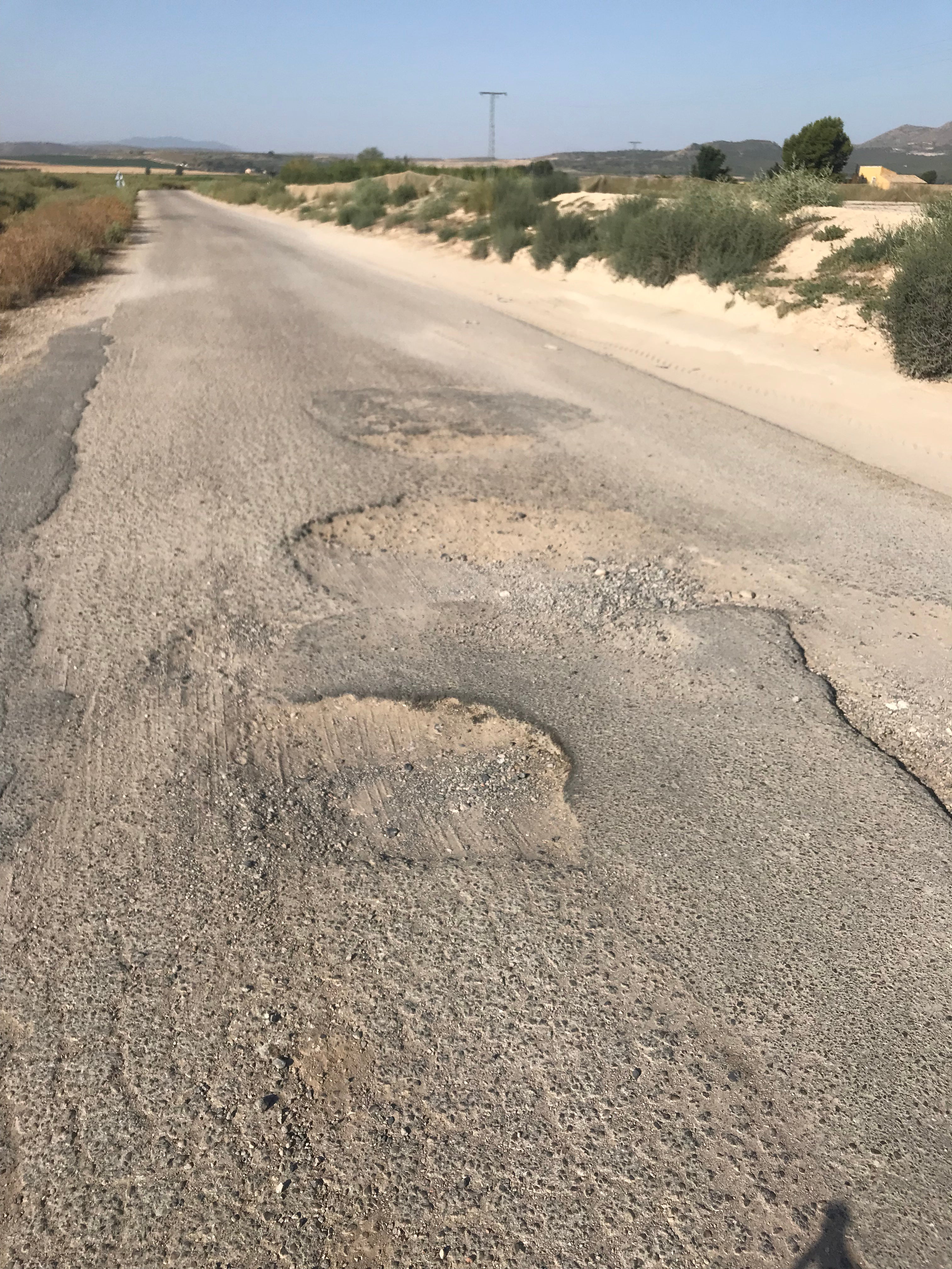 La carretera de los 1000 agujeros Hola, esta carretera une la salida de la Autovía a-31 en el km 175 km con varias poblaciones, es una vergüenza que esté más de 7-8 años así, paso las fotos para que la vean, los vehículos tienen que sortear los múltiples agujeros para poder pasar e incluso existen marcan fuera de la calzada porque la vía se hace intransitable.