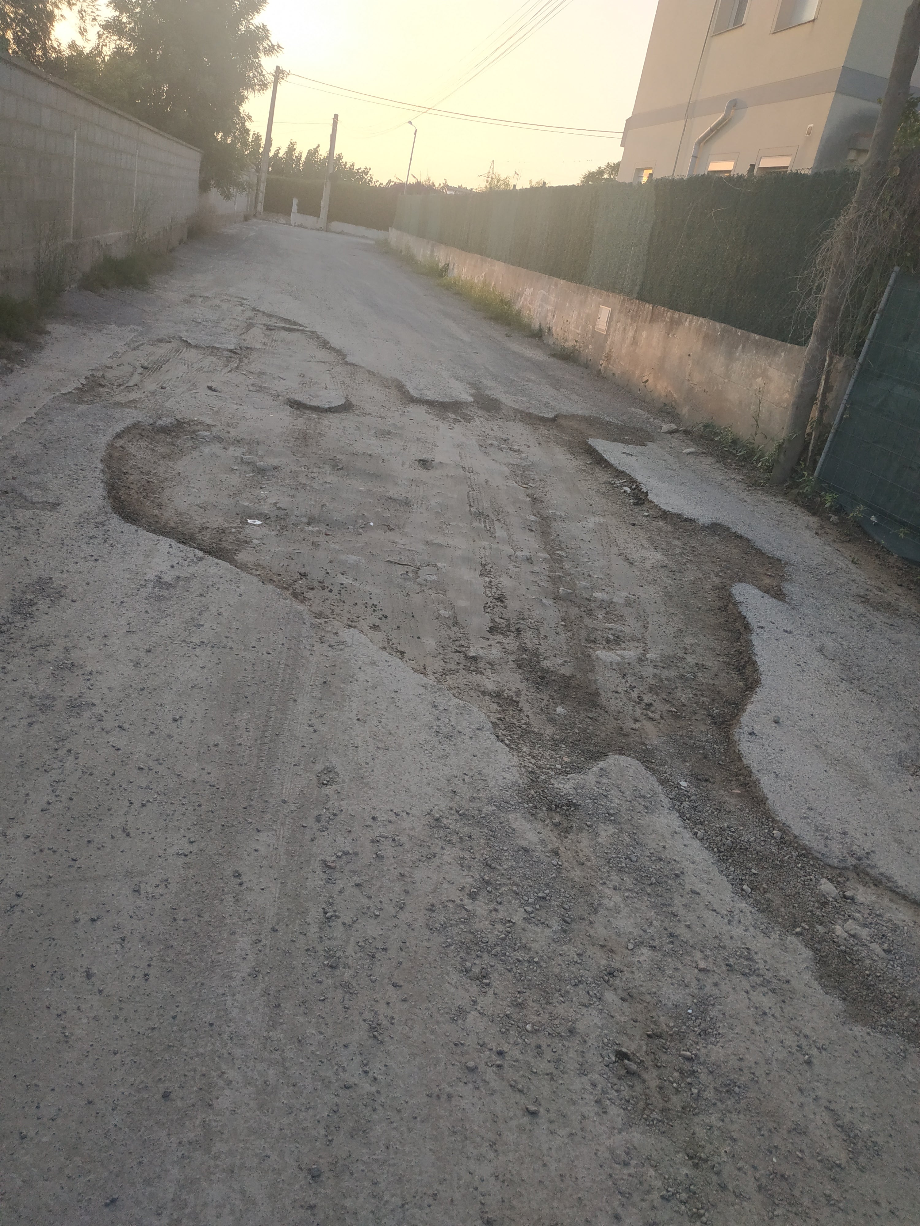 Calle en muy mal estado La calle donde vivo y paso todos los días en coche, está en muy mal estado, con baches enormes y es de difícil tránsito. Los vecinos de mí calle la pasamos muy mal cada vez que tenemos que cruzar la calle. Lugar: Carrer de la vinya, Urbanitzación Manous 2, El Catllar.
