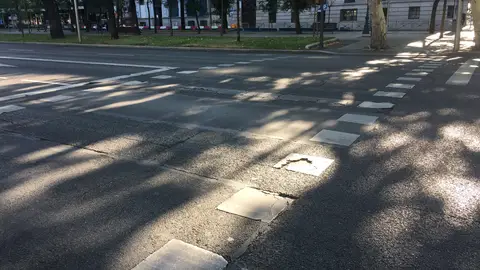 Asfalto en pésimo estado Paso de cebra carril central del Paseo de la Castellana en Madrid a la altura de las calles Ayala y Fernando el Santo. Cruzan personas de avanzada edad todos los días.