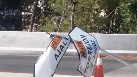 SEÑALES DEFECTUOSAS Las señales de indicación informativas están dobladas desde hace ya unas semanas. Están situadas en la entrada a Torrejon por la Avenida de las Fronteras accediendo por la N-II