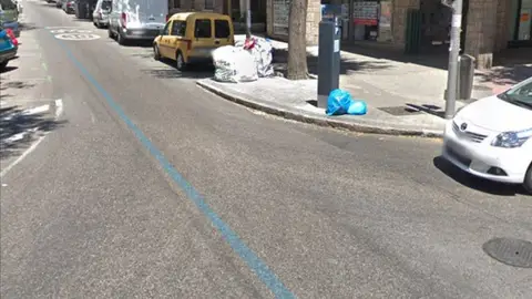 Falta de un paso para peatones En la calle 2 Meléndez Valdés, Chamberí, Madrid hay una intersección en la cuál una de las vías se delimita a uno solo carril, este carril es el único que no tiene un paso de peatones habilitado, lo cuál hace que si un peaton quiere seguir caminando de frente, se ve obligado a cruzar 3 pasos de cebra para continuar por la acera en la que se encontraba. Muchos de estos peatones no están dispuestos ha realizar ese recorrido por lo cuál se arriesgan cruzando la calzada para continuar su camino, esto provoca que muchos vehículos que continuen o giren por esa vía se vean obligados a frenar, esto genera sustos y discusiones constantes entre conductores y peatones