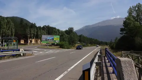 Acceso a Urbanización Santiago en Villanúa (Huesca) La urbanización Santiago cuenta con una incorporación directa desde la carretera nacional 330 en el p. k. 656,70 dirección Somport en el término de Villanúa (Huesca). Este acceso es muy peligroso al tratarse de una vía que soporta una alta densidad de tráfico en ambos sentidos. De hecho, en este punto ya se han producido accidentes en los que ha habido víctimas de diversa consideración. También ha habido víctimas mortales. La detención en mitad de la vía para poder realizar el giro a la izquierda y acceder a la zona urbanizada es obligatoria cuando circulan vehículos en dirección a Jaca. La comunidad de Entrepinos sita en la urbanización Santiago solicitó a la Unidad de Carreteras de Huesca perteneciente al Ministerio de Fomento en el 2018 que ésta realizase una actuación sobre el citado acceso (paso elevado, rotonda, etc) pero su solicitud no ha sido atendida hasta ahora. Podría tomarse como ejemplo el acceso a la urbanización Luga en Castiello de Jaca desde la CN- 330 en el p.k. 652,885. Requerimos que la solicitud presentada en su día sea atendida por parte del Ministerio de Fomento sin mayor dilación, así como la intermediación de esta plataforma para la solución de este problema que pone en riesgo la vida de residentes y transeúntes a diario.