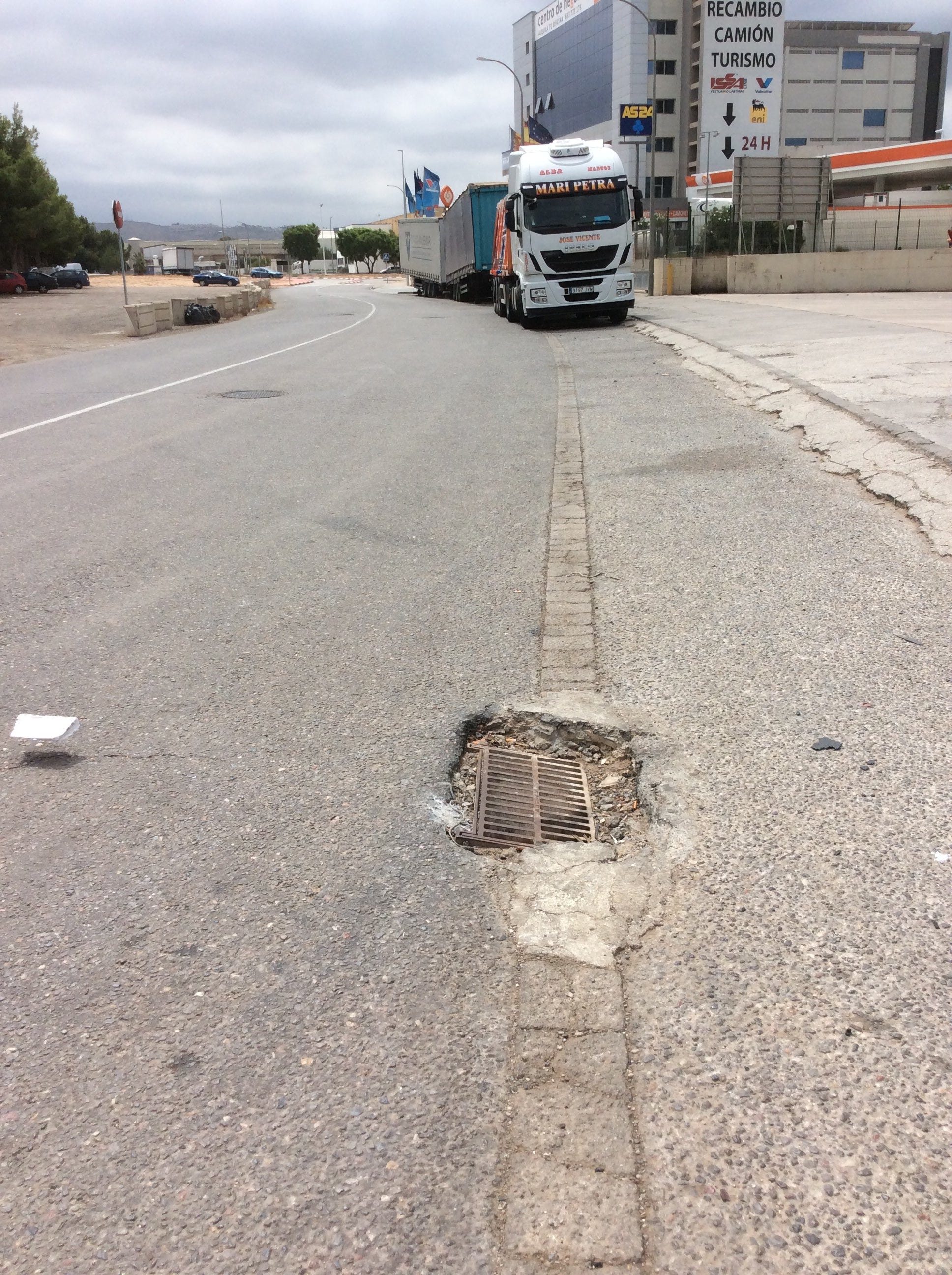 Bache revienta ruedas Hay una rejilla de alcantarilla hundida en la calle levante del polígono de Riba Roja. Por la acera de la gasolinera en dirección calle Mistral. Se nos reventó la rueda, menos mal que solo nos pasó eso.
