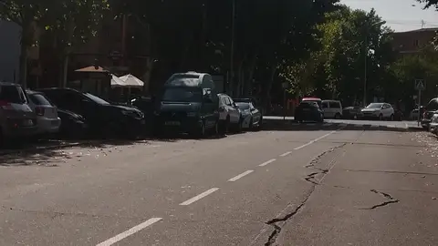 GRIETAS USERA CALLE MIRASIERRA Estas grietas son muy peligrosas para la circulación en bicicleta, y el consiguiente peligro de atropello posterior por un vehículo mayor. Se asfaltan calles principales como Antonio López donde está el centro comercial plaza río pero no está calle estando a tan solo 100 metros más arriba justo entre la parada del metro y el campo de fútbol del Moscardó. También se asfaltan calles en Aravaca pegadas a la valla de la casa de campo por donde no hay trafico y la calle Mirasierra lleva más de 10 años sin asfaltar y con las mismas grietas